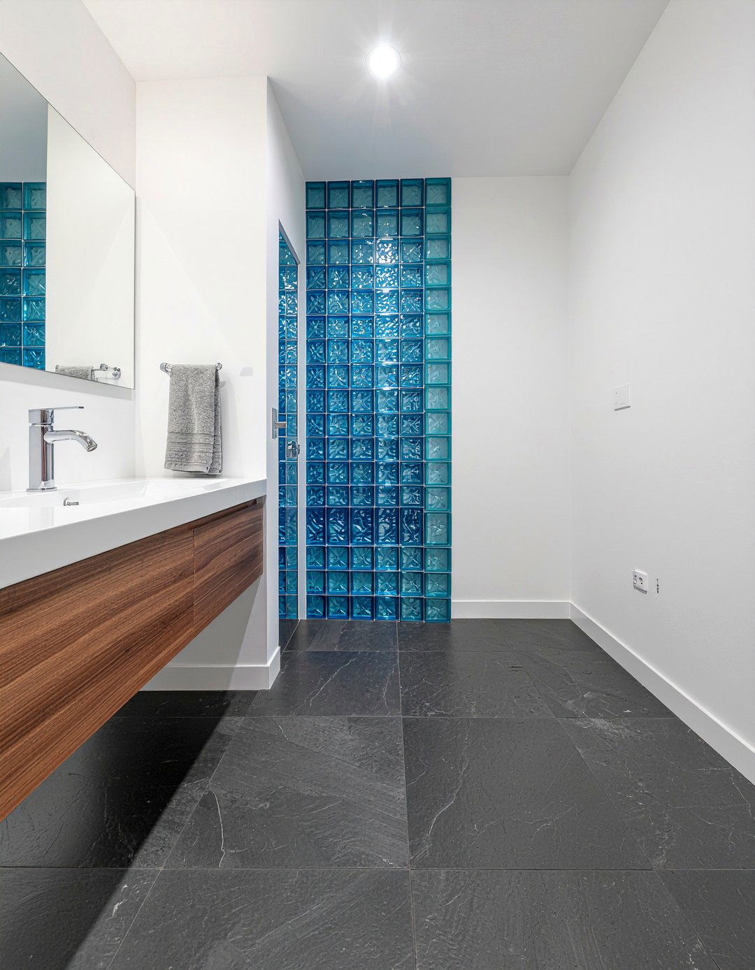 Slate and glass tile - 30 mixed tile bathroom ideas