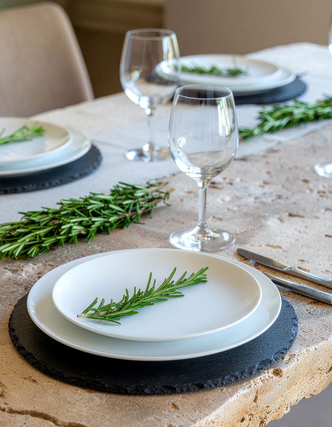 Slate charger plates - 30 charger plate dining ideas