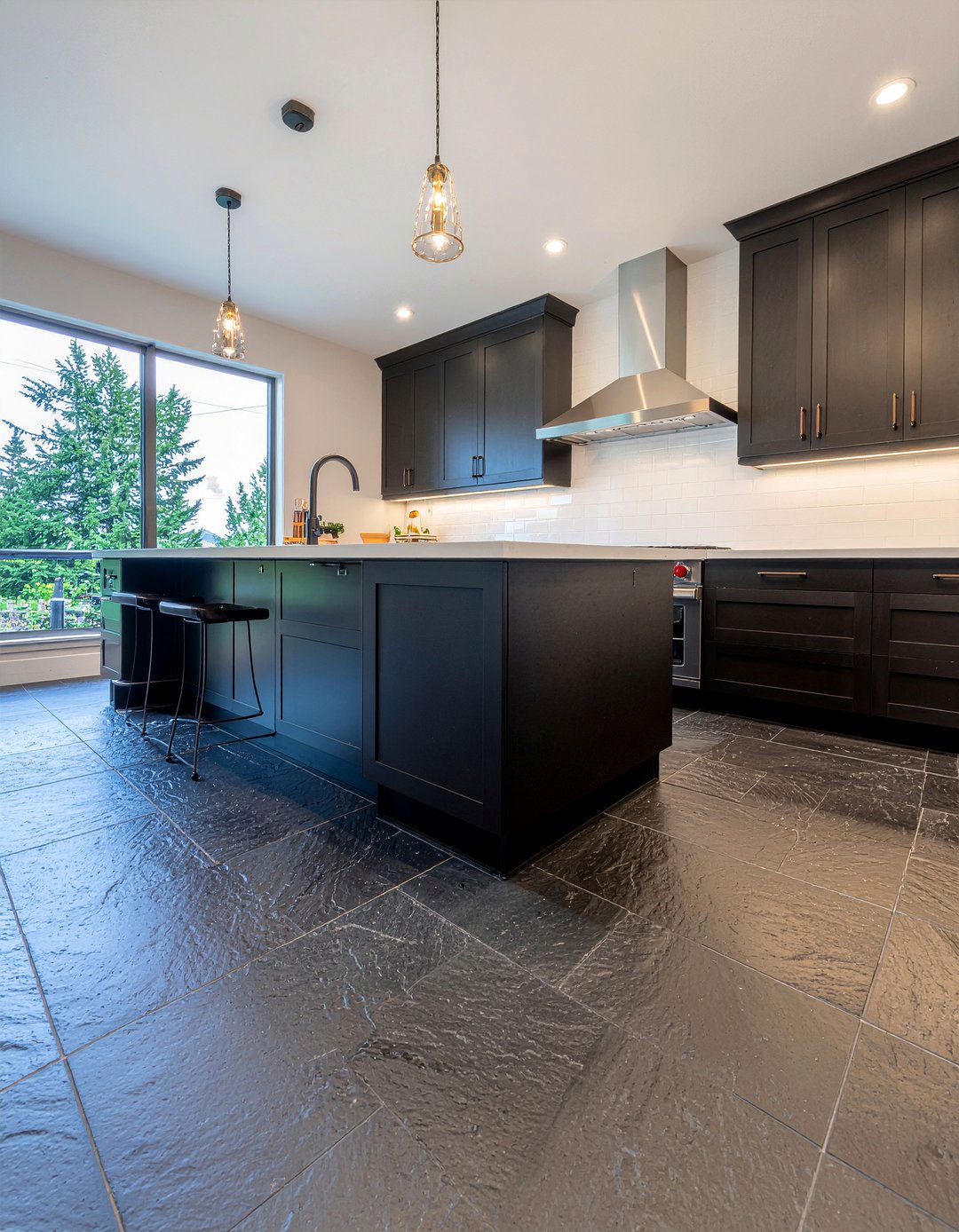Slate tile kitchen floor - 30 mountain kitchen ideas