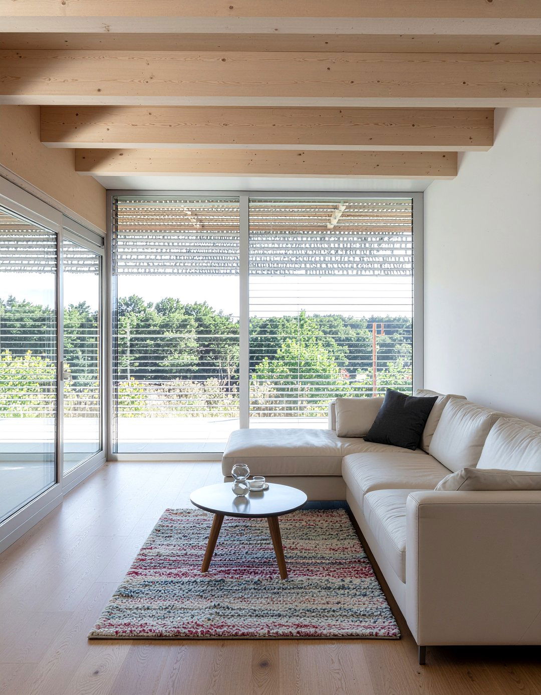 Slatted wood ceiling - 30 living room statement ceiling ideas