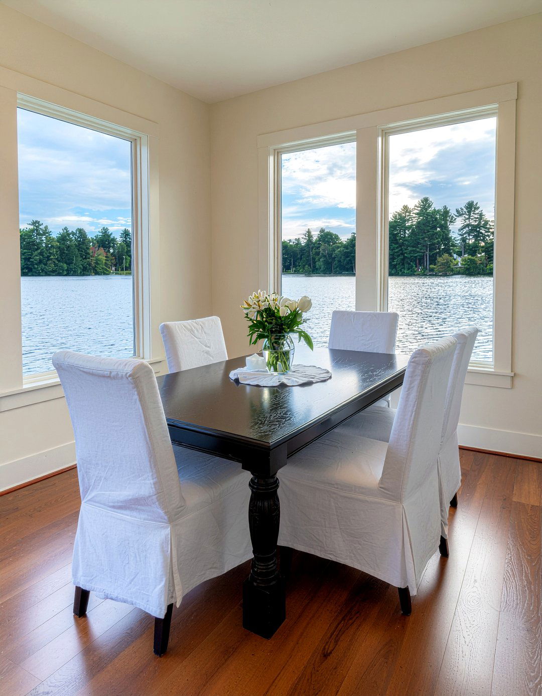 Slipcovered Dining Chairs - 30 lake house dining room ideas