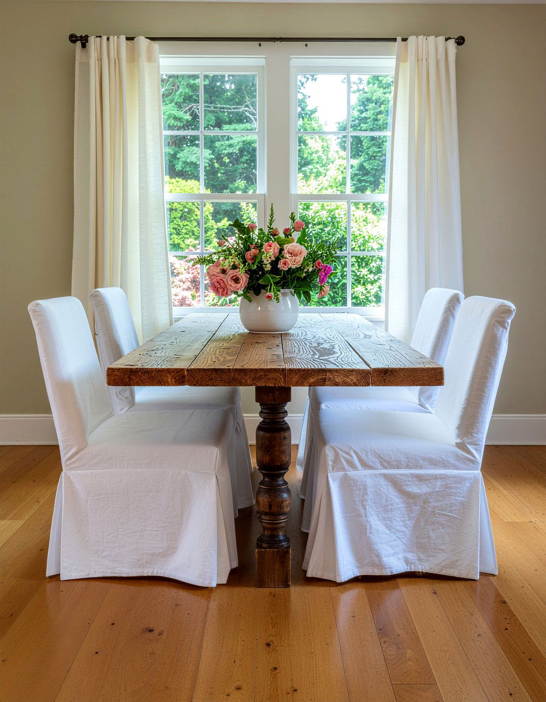 Slipcovered dining chairs - 30 family-friendly dining room ideas
