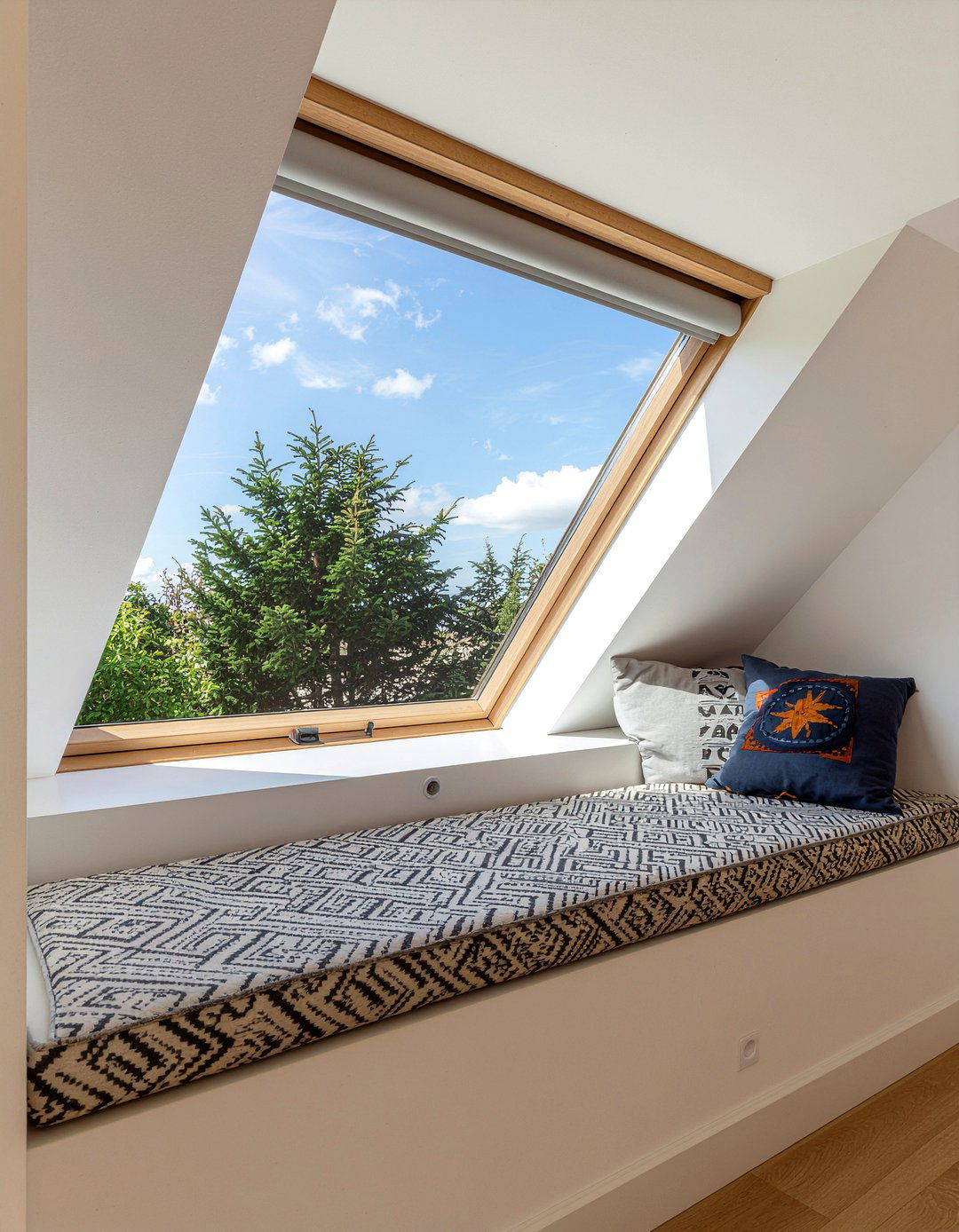 Sloped ceiling window seat - 30 sloped ceiling bedroom ideas