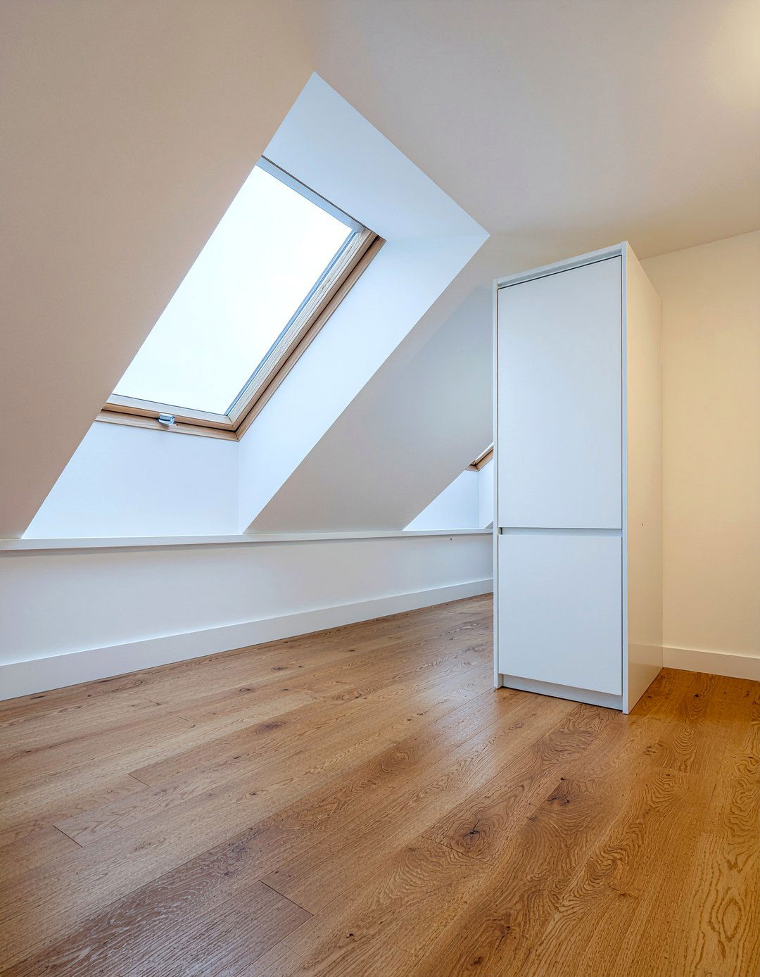 Sloping roof wardrobe - 30 oddly shaped bedroom ideas