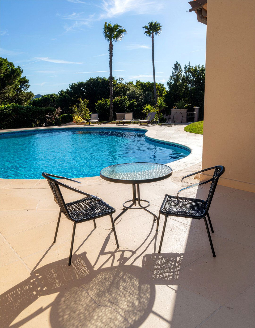Small Bistro Set - 30 poolside dining ideas