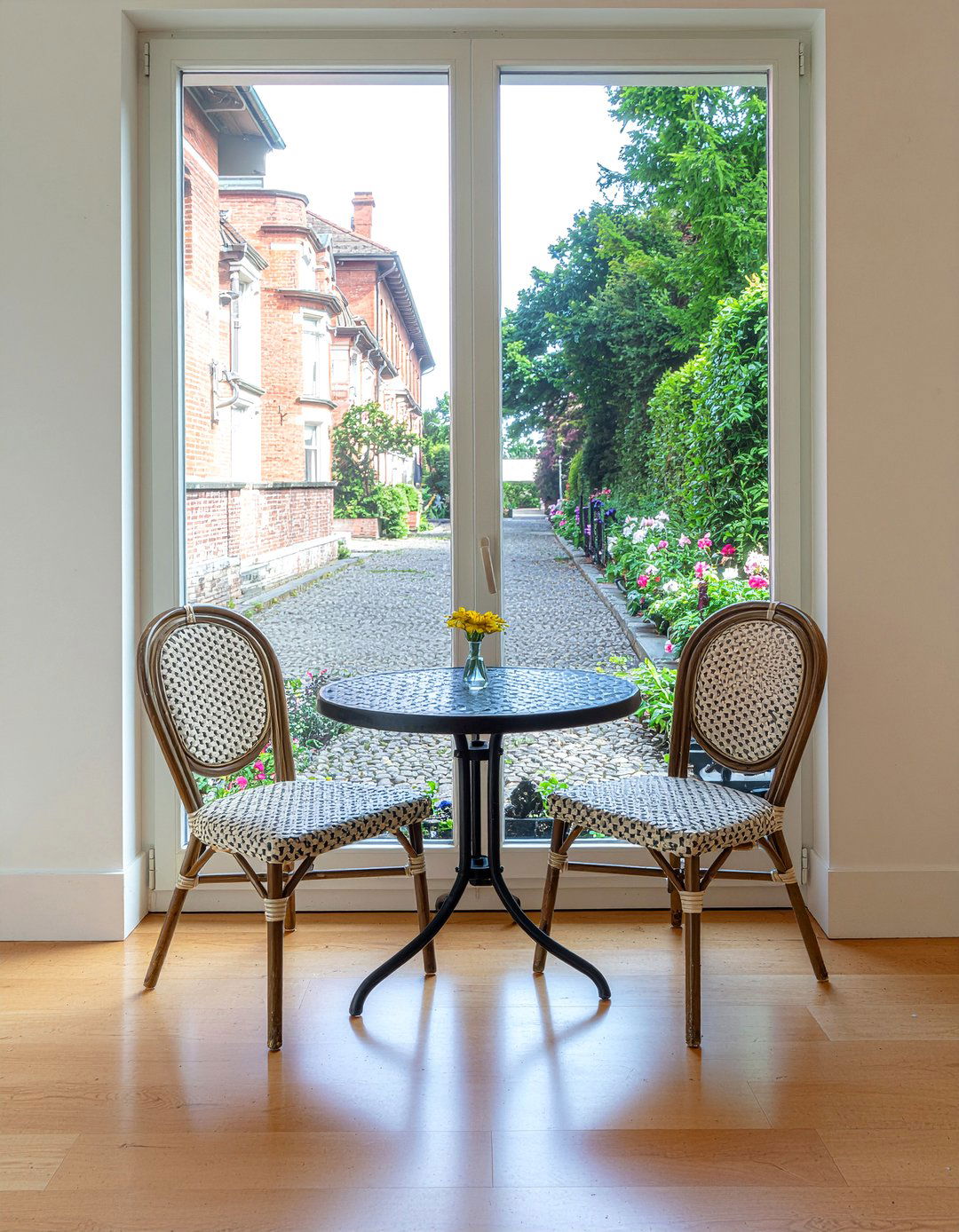 Small Bistro Set - 30 romantic dining room ideas