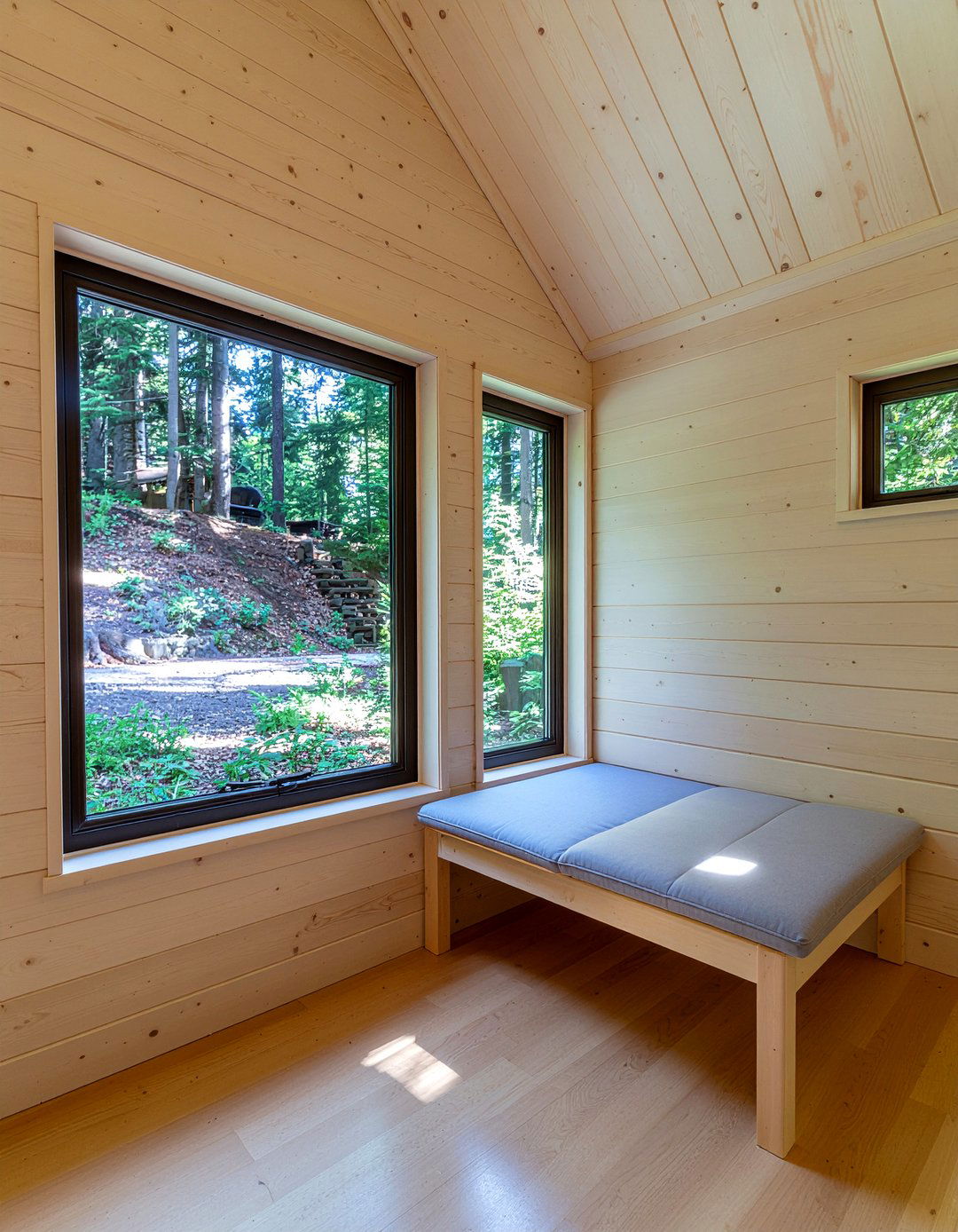 Small Cabin - 30 cabin style living room ideas