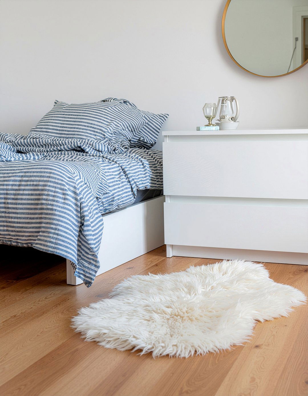 Small Sheepskin Rug - 30 sheepskin bedroom ideas