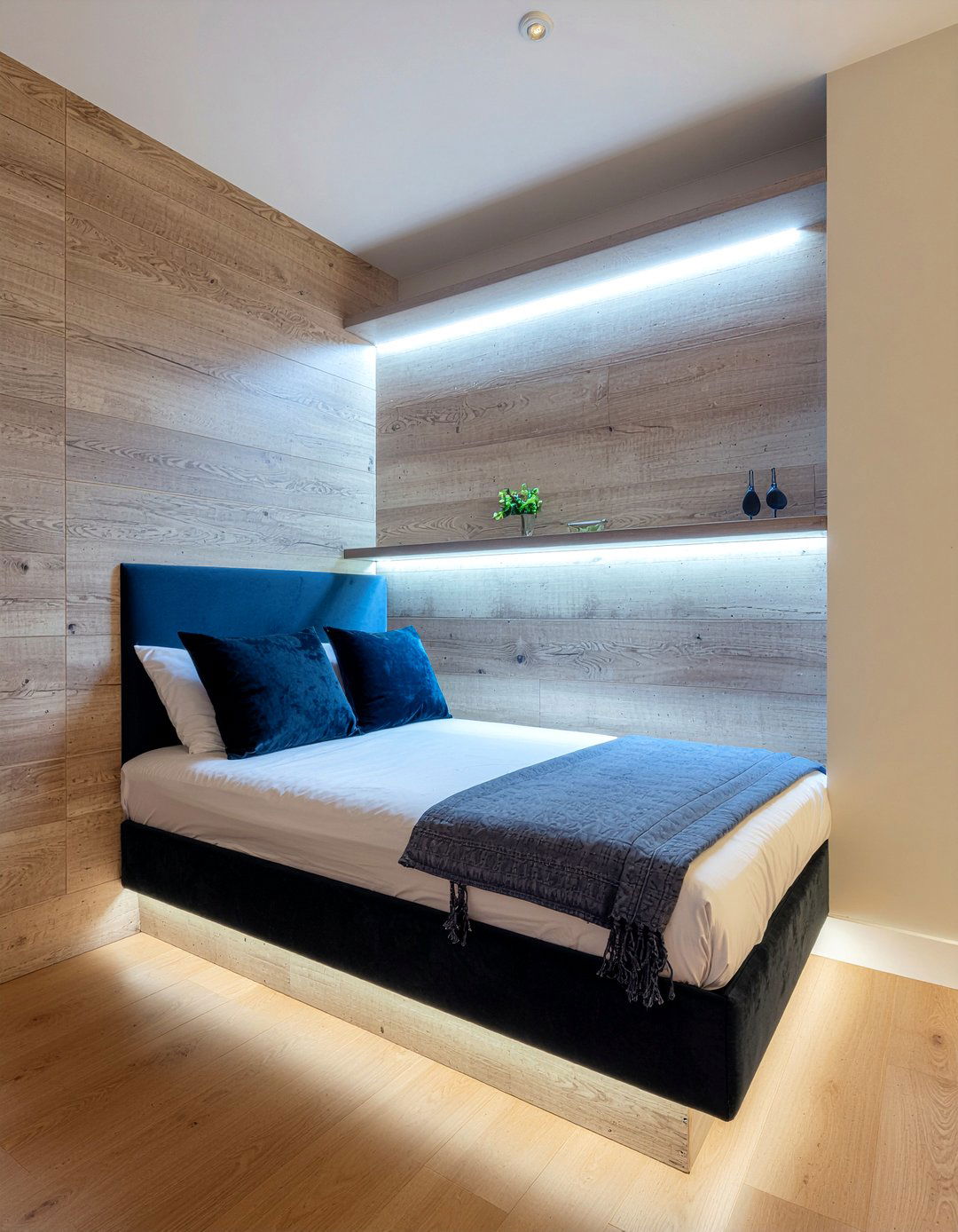 Small alcove bed - 30 oddly shaped bedroom ideas