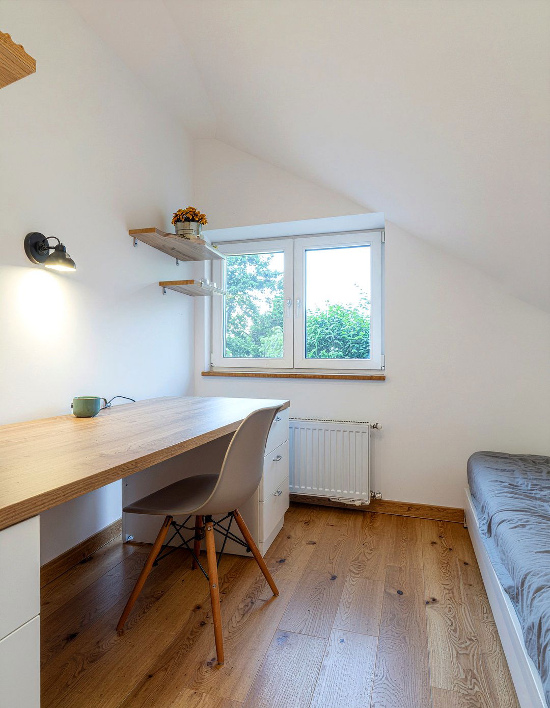 Small attic bedroom office - 30 sloped ceiling bedroom ideas