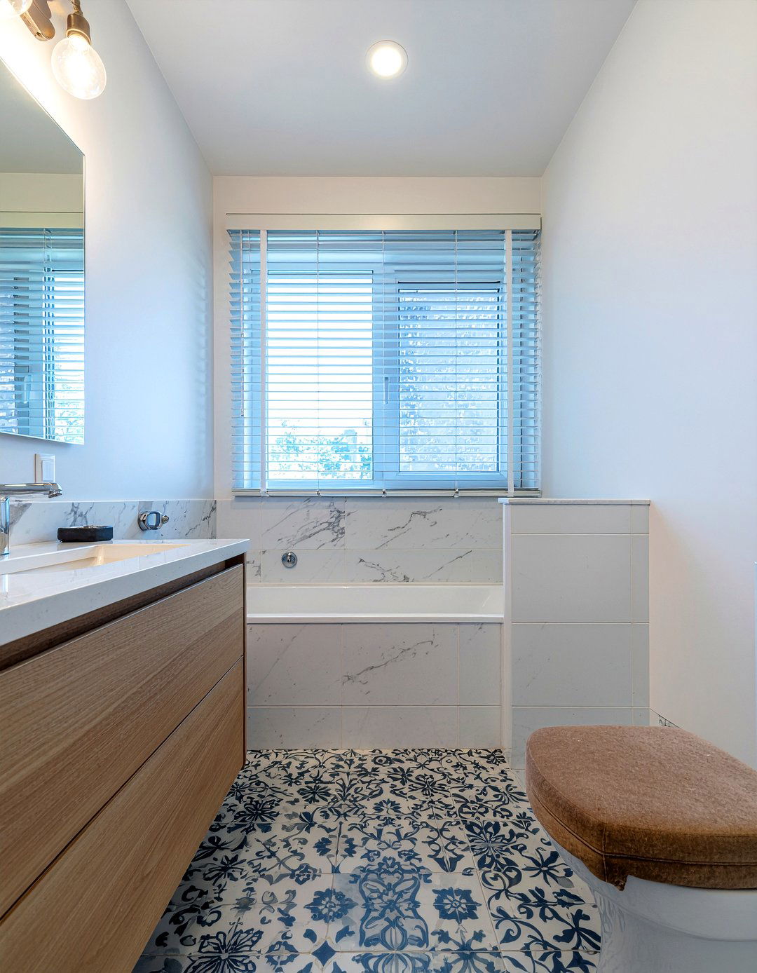 Small bathroom Portuguese tile - 30 Portuguese tile bathroom ideas