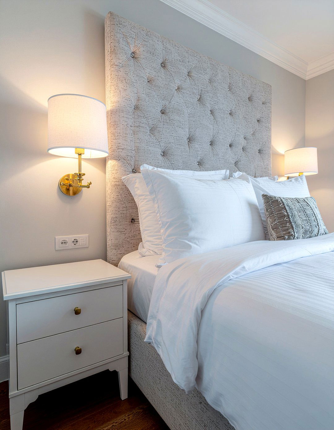 Small bedroom sconce lighting - 30 tiny bedroom ideas