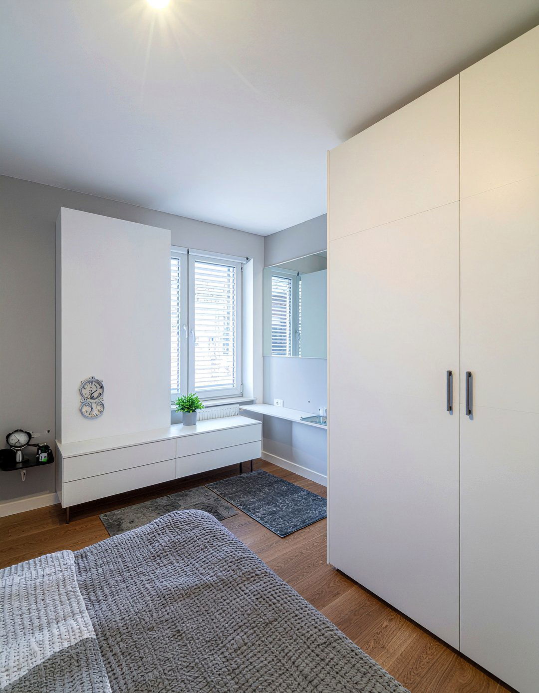 Small bedroom storage - 30 interior designer bedroom ideas