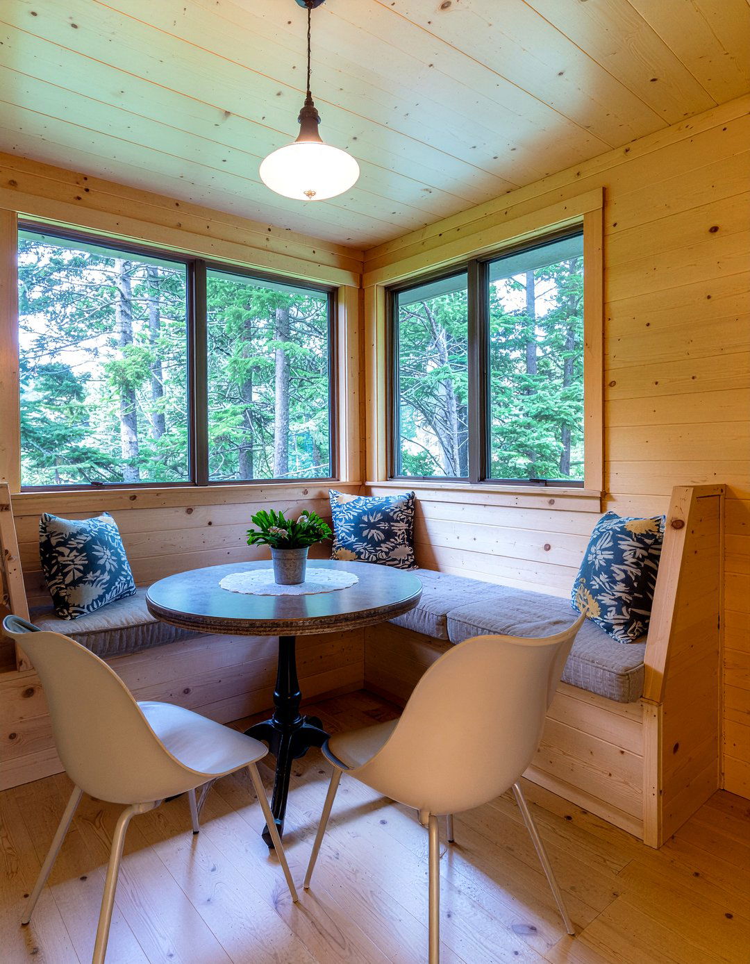 Small cabin dining nook - 30 cabin dining room ideas