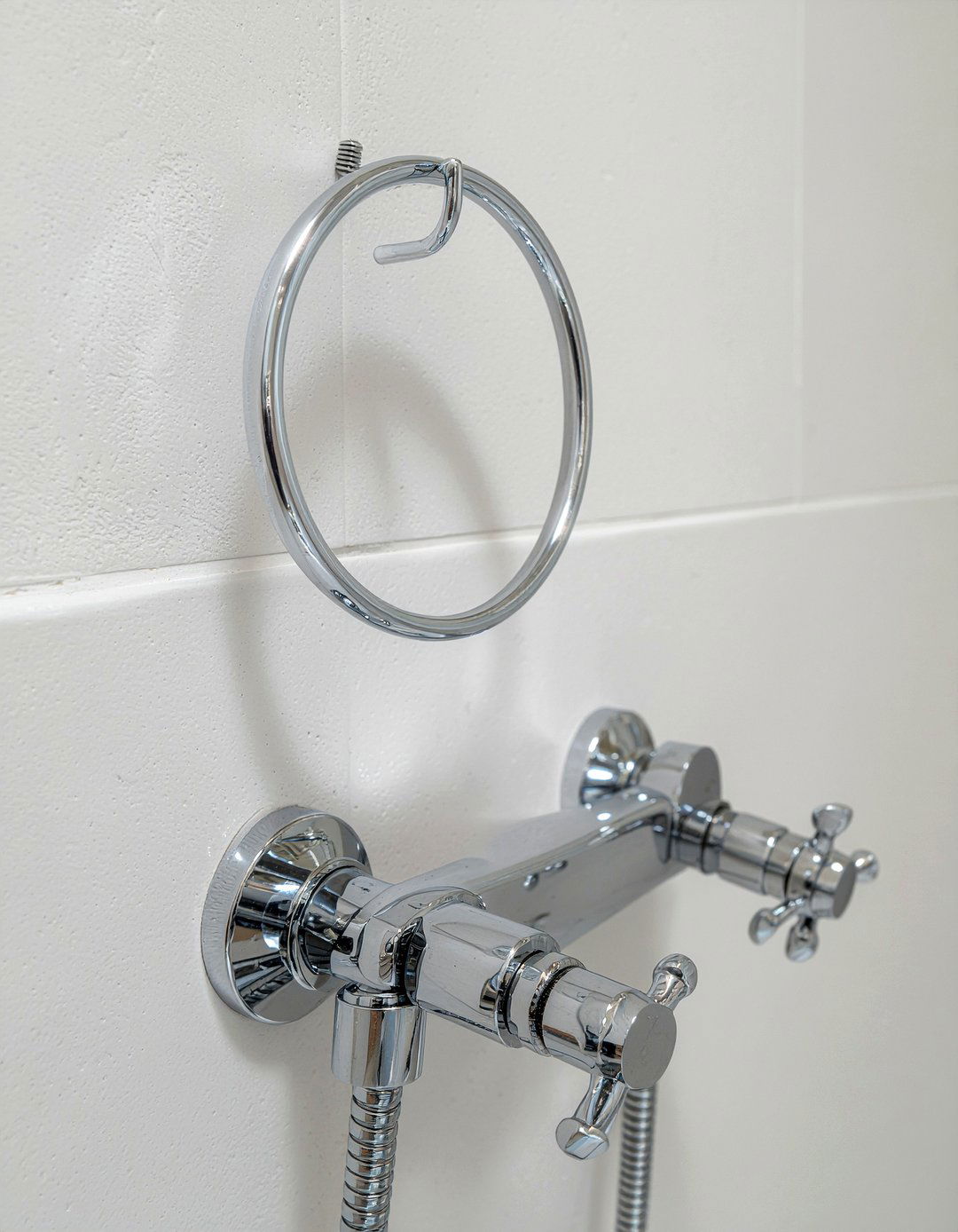 Small circular grab bar - 30 bathroom handrail ideas