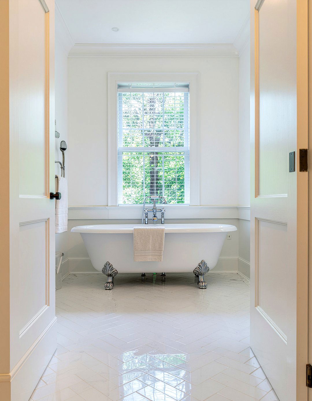 Small herringbone tile bathroom floor - 30 herringbone tile bathroom ideas