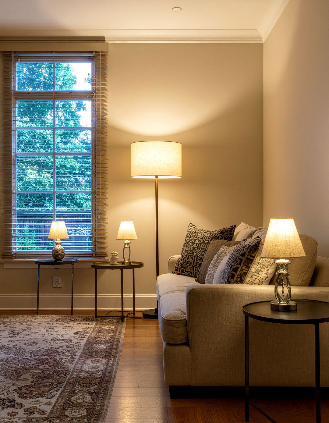 Soft ambient lighting - 30 cashmere living room ideas