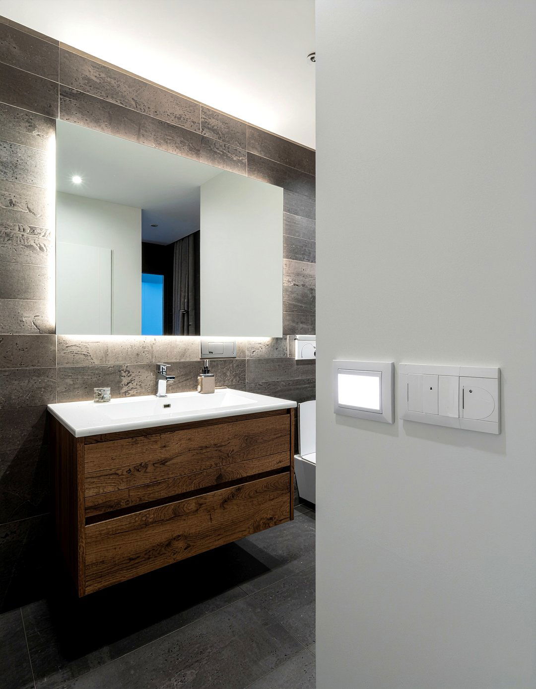 Soft glow nightlight - 30 LED bathroom lighting ideas