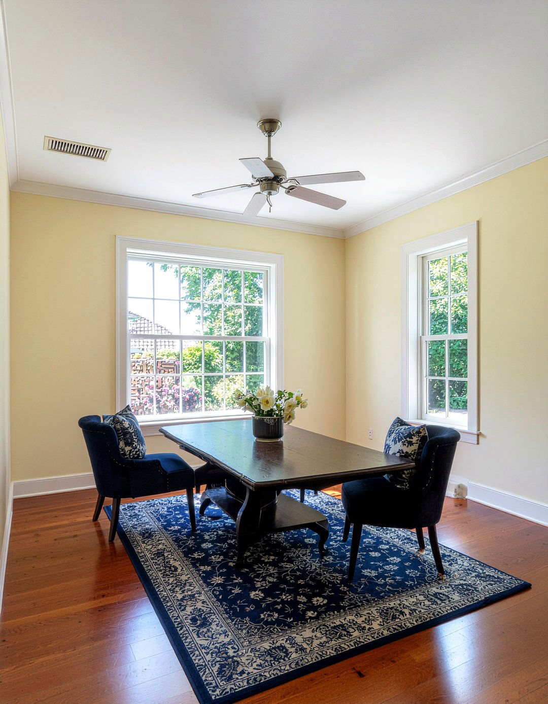 Soft yellow living room - 30 warm toned living room ideas