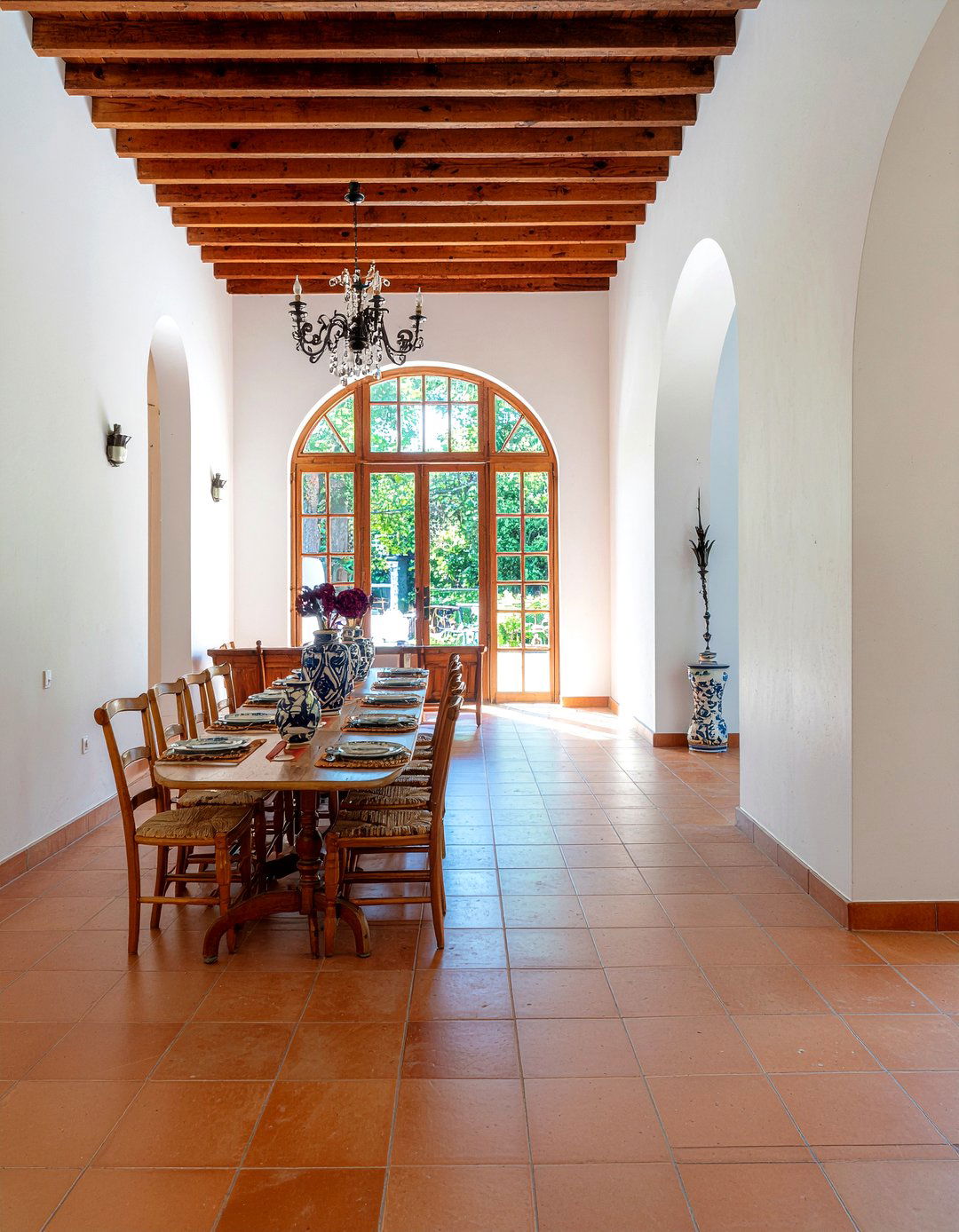 Spanish colonial dining room - 30 Argentine dining room ideas