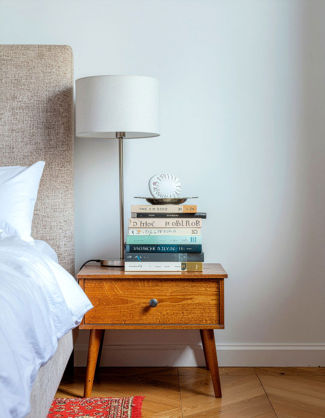 Stacked coffee table books - 30 Parisian bedroom ideas