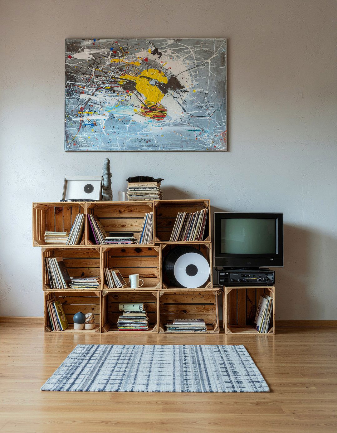 Stacked crate shelving - 30 temporary living room ideas