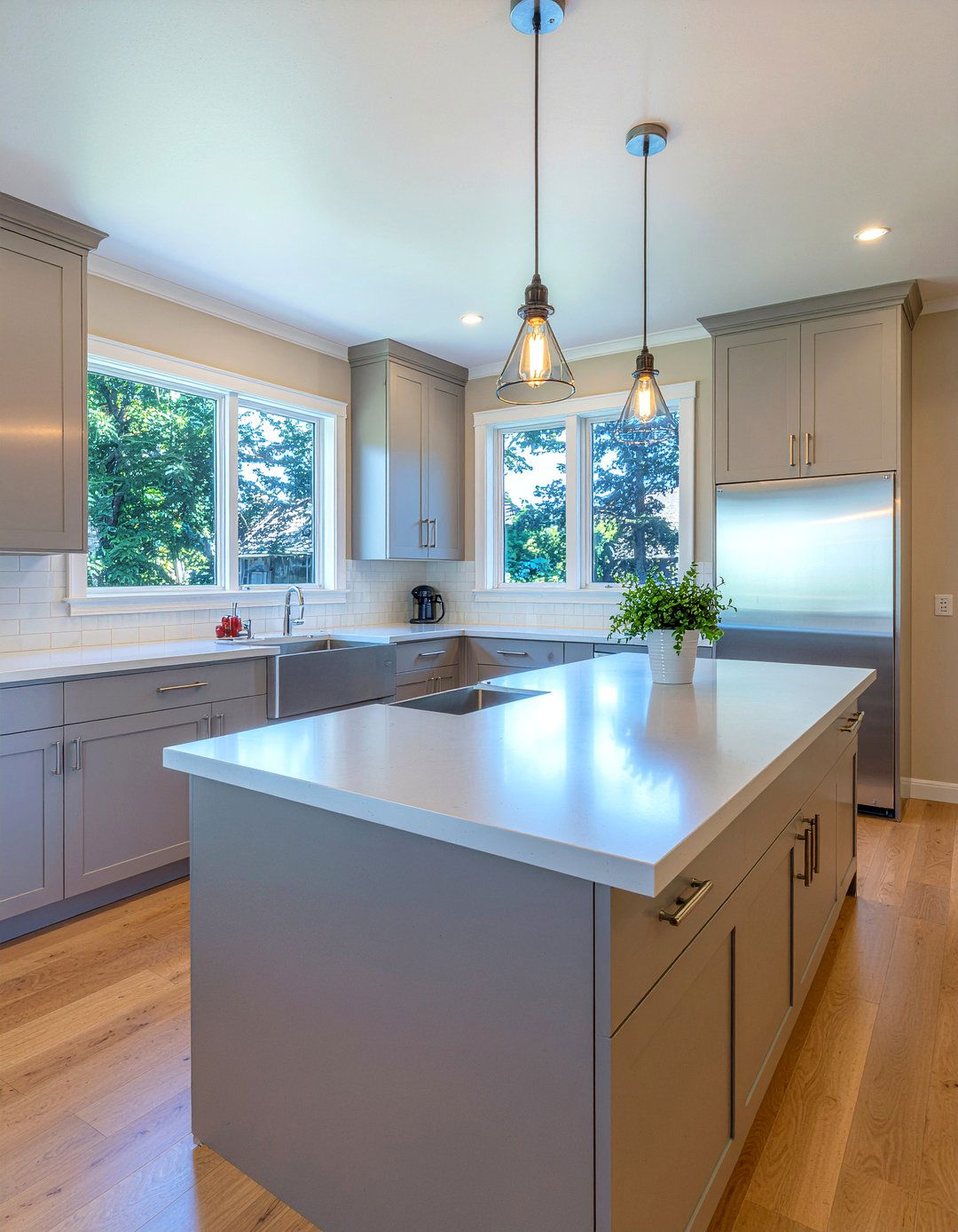 Stainless Steel Kitchen - 30 clean-lined kitchen ideas