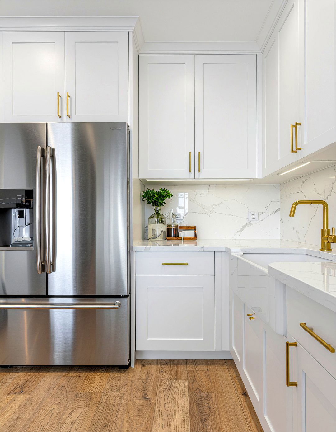 Stainless steel appliances with gold hardware - 30 mixed metal kitchen ideas