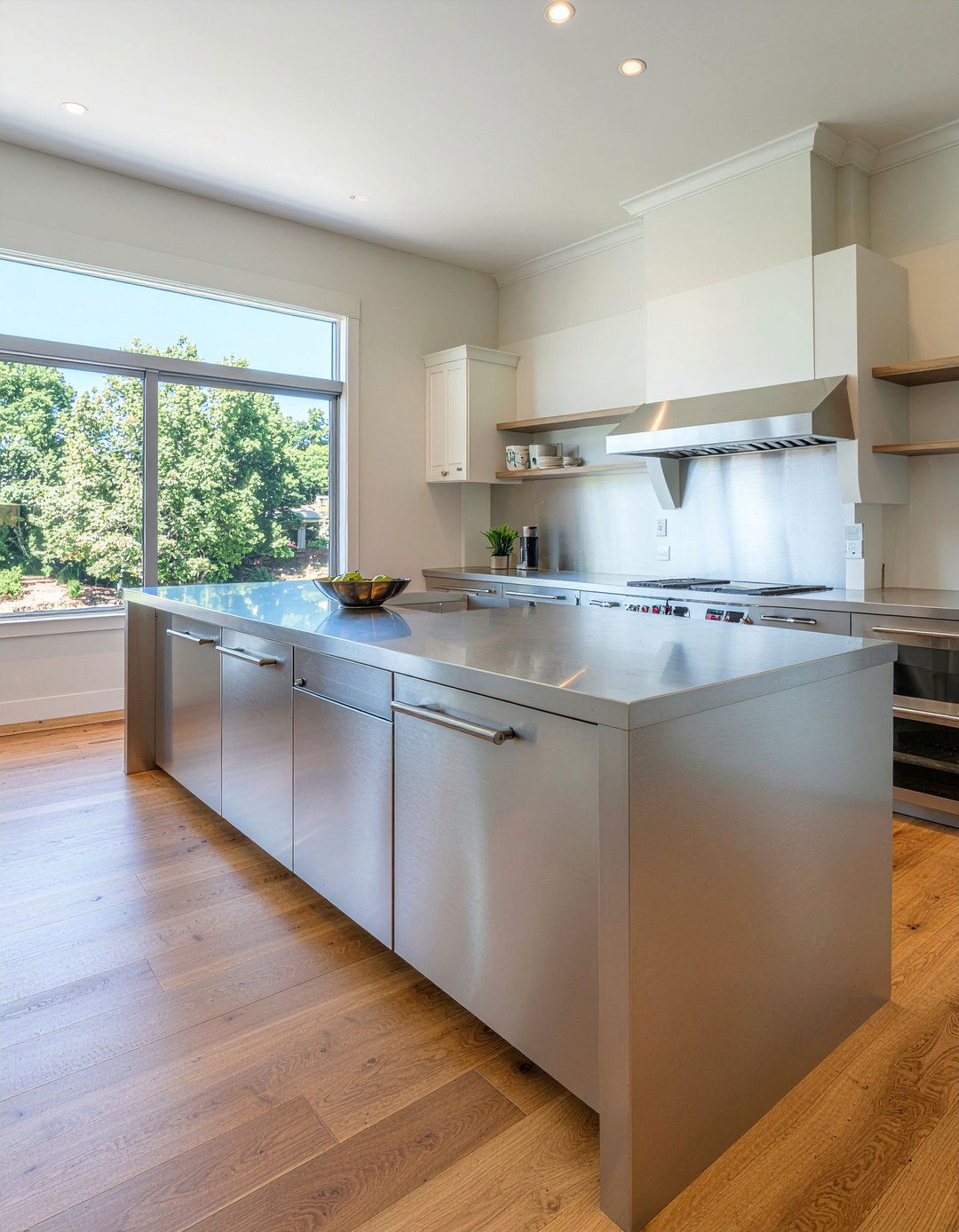 Stainless steel island - 30 industrial kitchen ideas