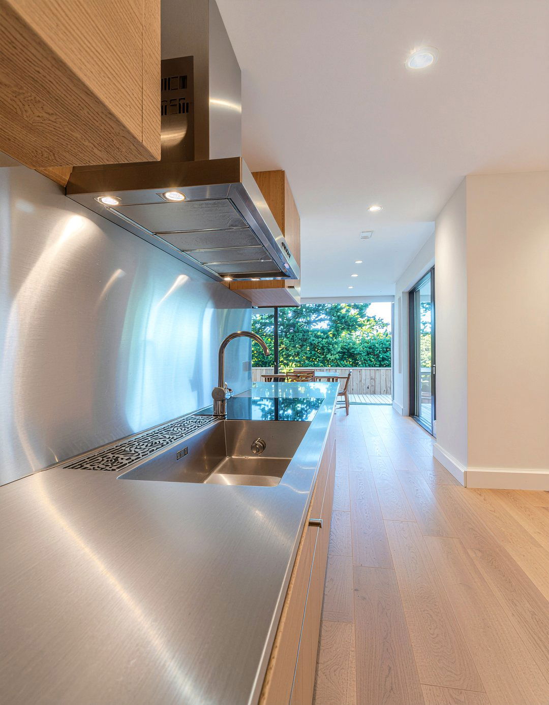 Stainless steel kitchen surfaces - 30 sleek modern kitchen ideas