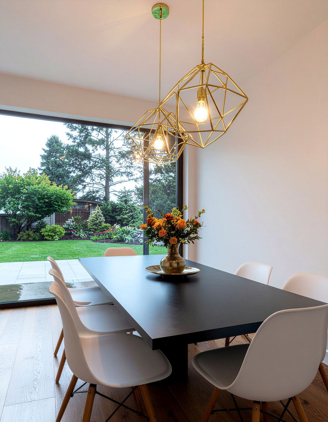 Statement lighting - 30 family-friendly dining room ideas