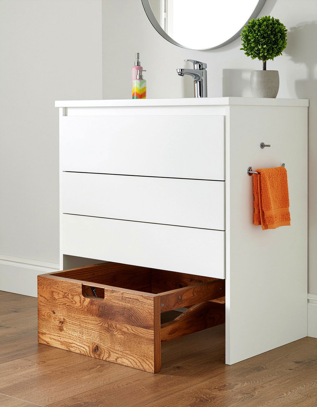 Step stool for vanity - 30 kids bathroom ideas