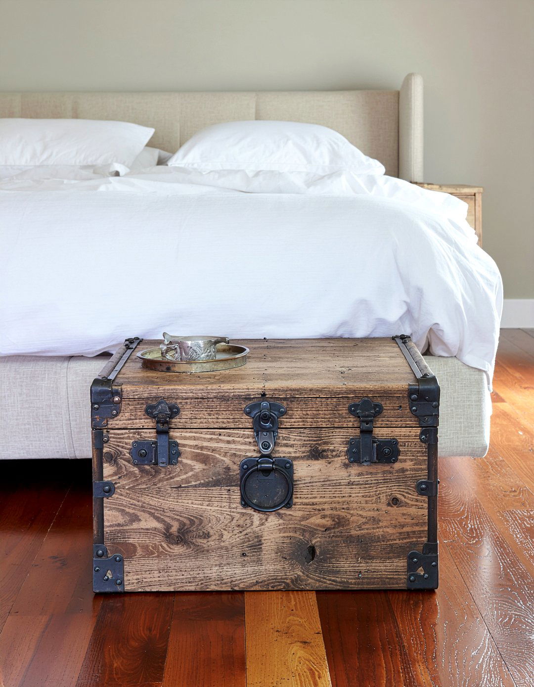 Storage Trunk - 30 bedroom hidden storage ideas
