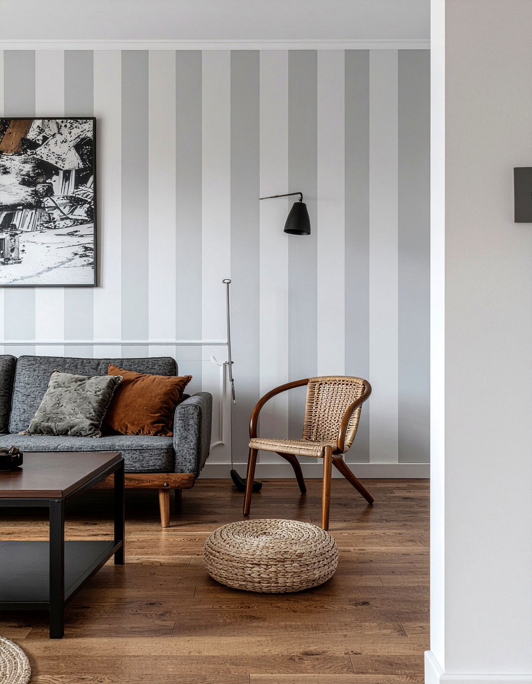 Striped wallpaper living room - 30 traditional living room ideas