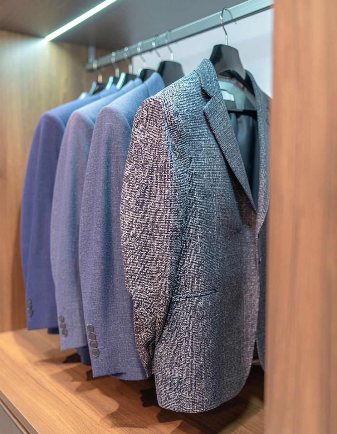 Suit jacket hangers - 30 bedroom clothes hangers