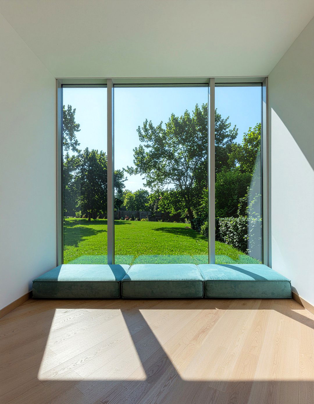 Sunlit window pit lounge - 30 living room pit sofa ideas