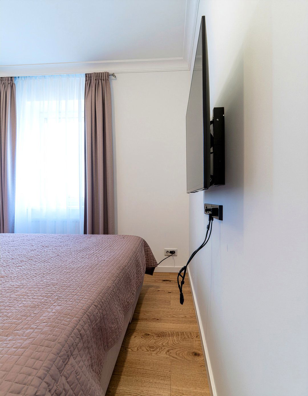 Swivel television mount - 30 bedroom adjustable furniture ideas