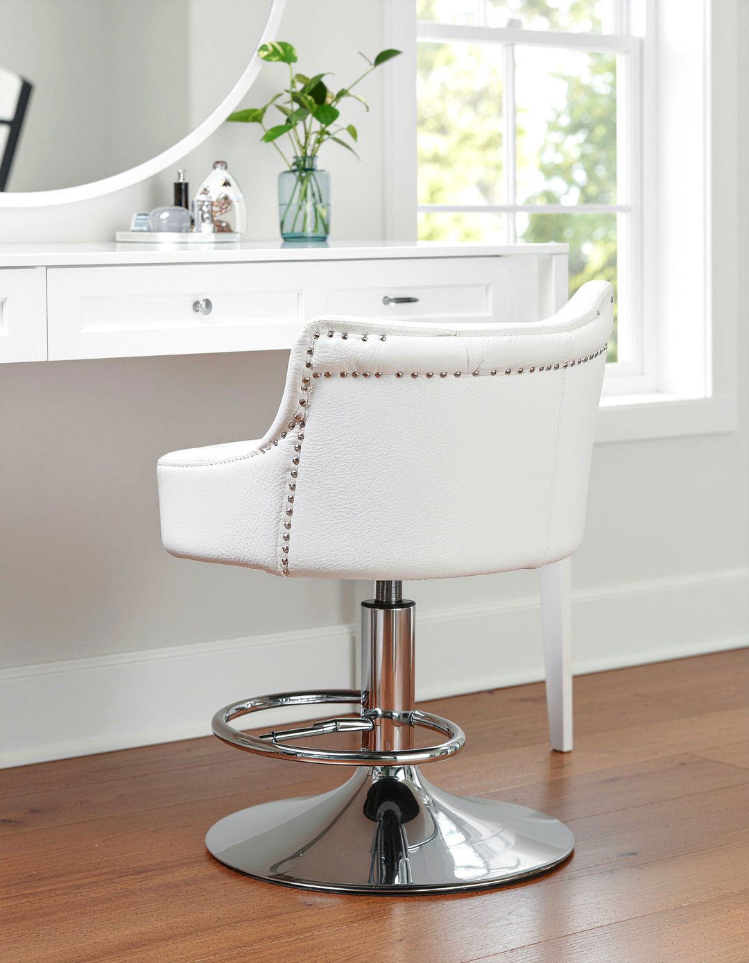 Swivel vanity chair - 30 bathroom chair ideas