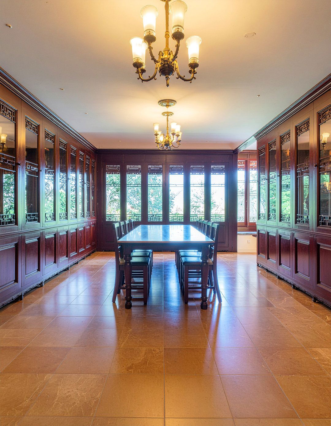 Symmetrical Chinese dining room - 30 Chinese dining room ideas