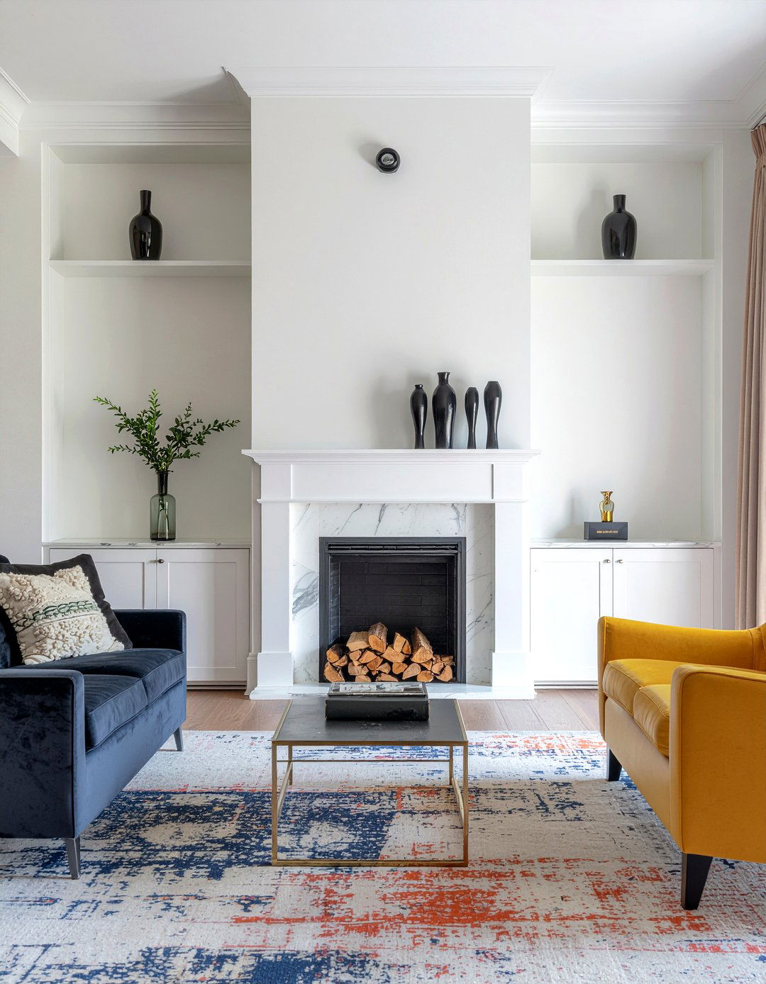 Symmetrical shelf layout - 30 living room bookshelf styling ideas