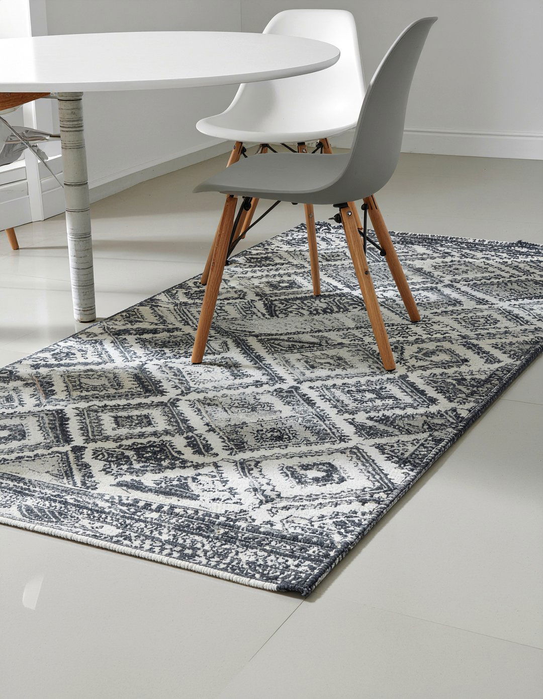 Synthetic fiber dining rug - 30 low-maintenance dining room ideas