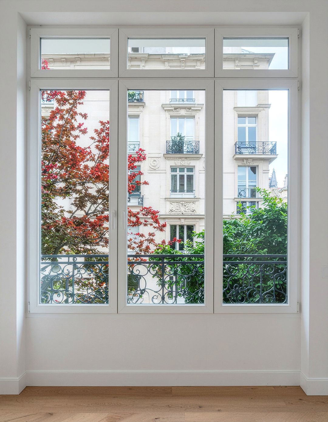 Tall kitchen windows - 30 Parisian kitchen ideas