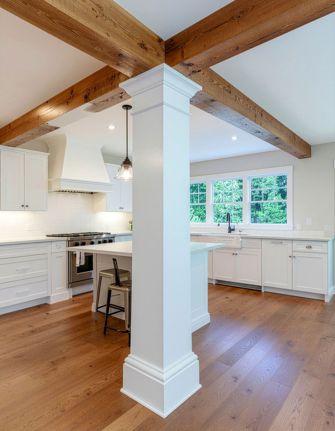 Tapered kitchen column - 30 kitchen column ideas