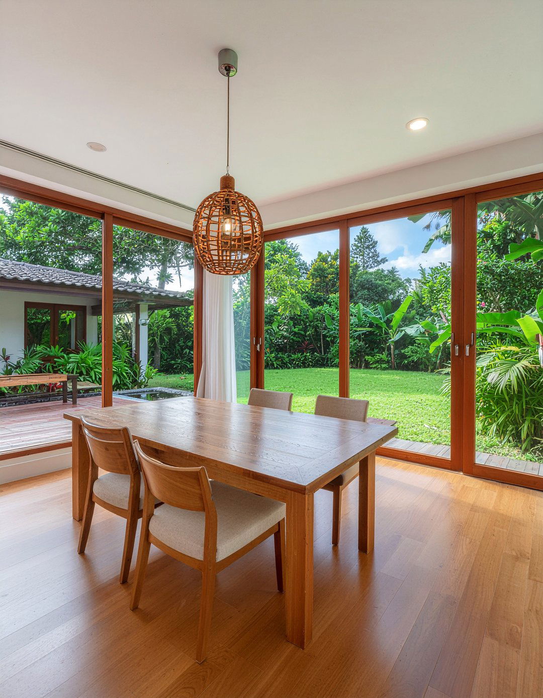 Teak Wood Table - 30 dining room material ideas