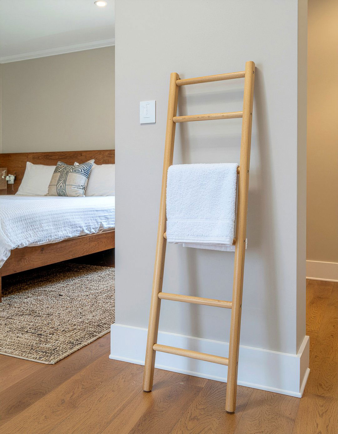 Teak towel rack - 30 bedroom teak furniture ideas