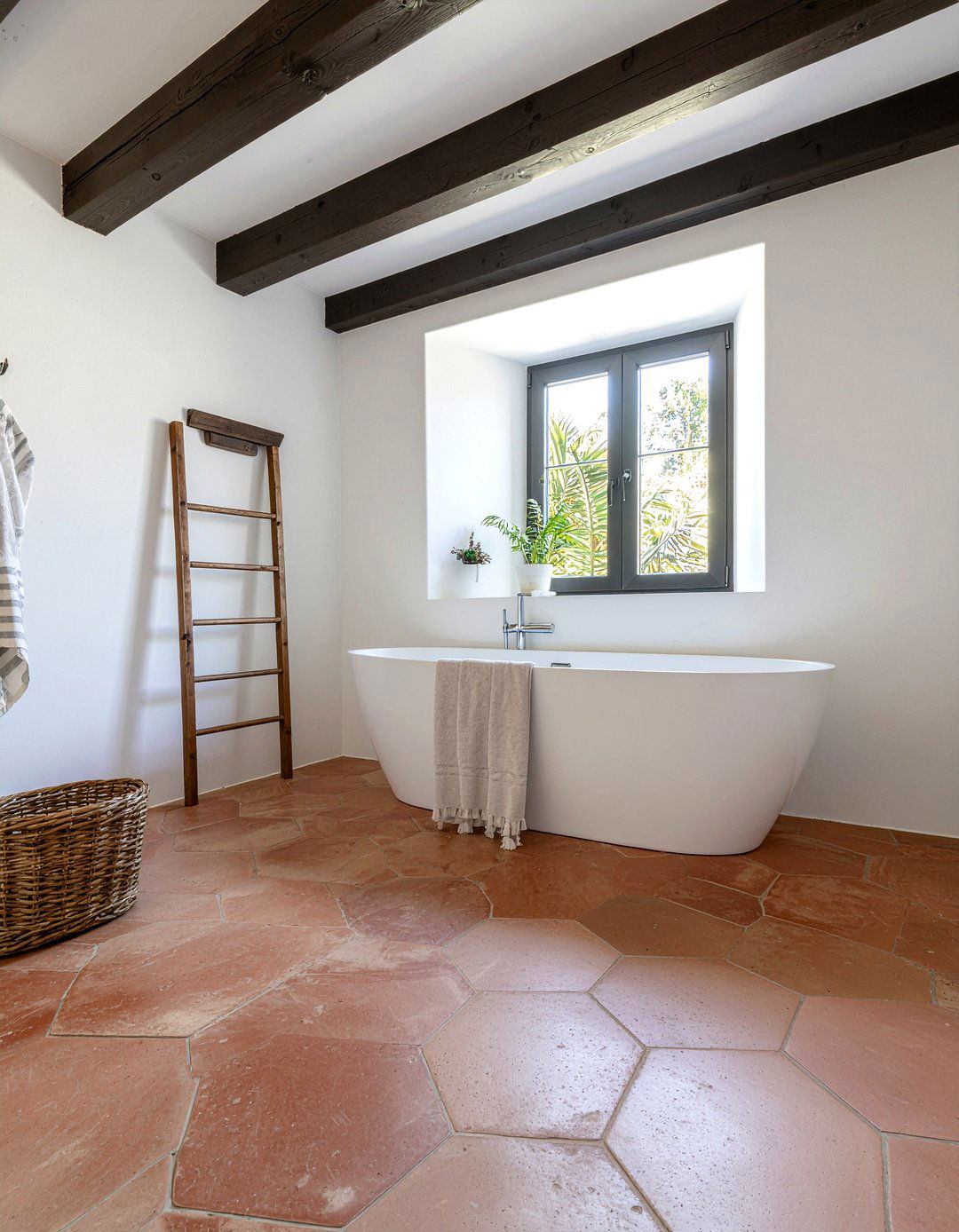 Terracotta floor tile - 30 bathroom tile ideas