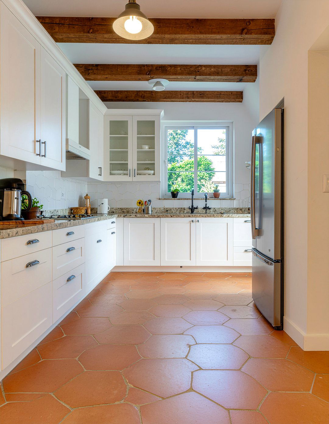 Terracotta floor tiles in kitchen - 30 showstopper kitchen ideas