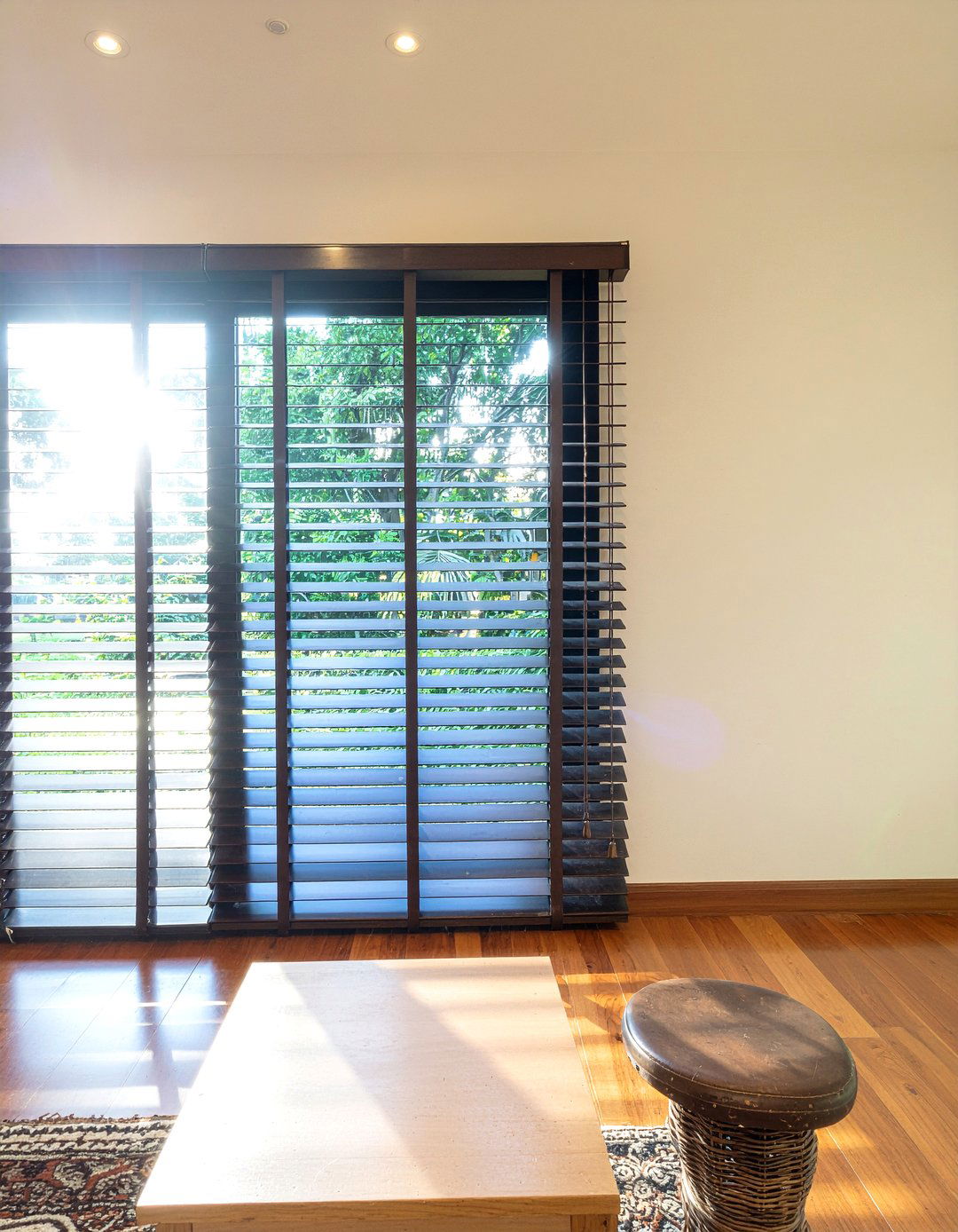 Thai style window shutters - 30 Thai living room ideas