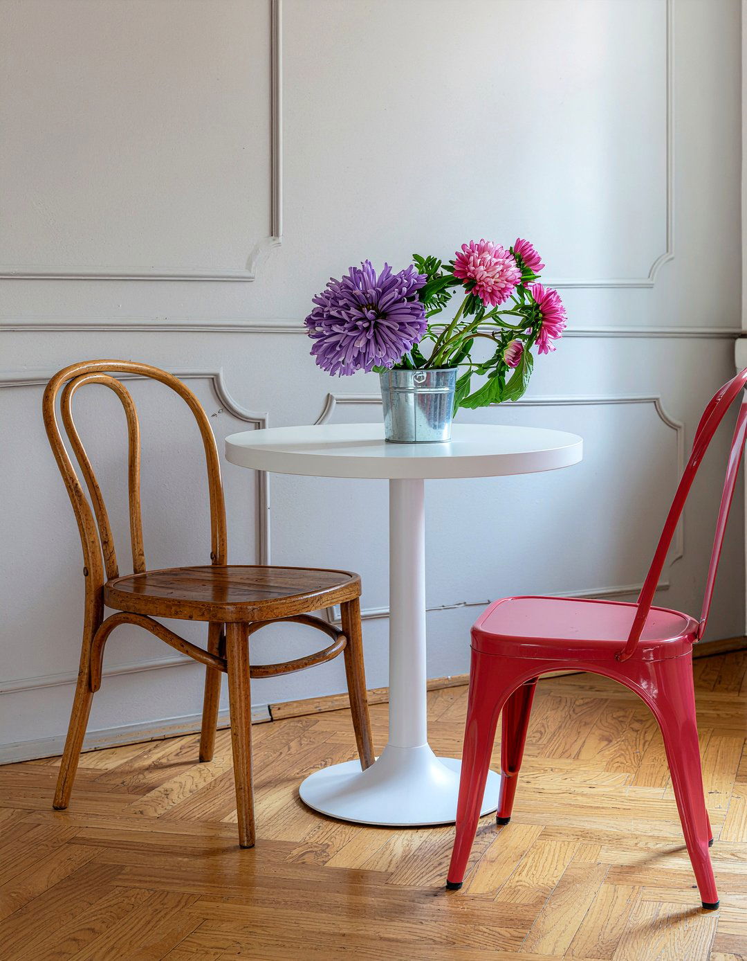 Thonet And Bistro Chairs - 30 mixed dining chair ideas