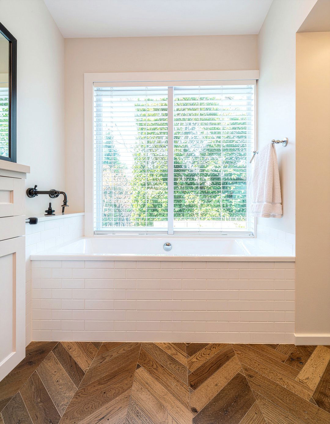 Tiled apron bathtub - 30 master bathroom tub ideas